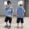 Conjunto Infantil de Manga Curta Médio e Grande Menino Bonito Duas Peças Roupas Infantis Meninos e Crianças Verão 2025 Nova Estampa de Letras