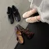Sapatos Mary Jane super macios de pele de ovelha com aumento de altura, coleção outono 2026, salto plataforma, salto médio, bico redondo, couro genuíno completo, sapato feminino com fivela de tira única