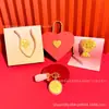 Chaveiro de Biscoito Dourado Puro para Recém-Casados Felizes Buquê de Flores Criativo Conjunto de Presente para Dia dos Namorados e Dia dos Namorados Chinês Atacado Personalizado