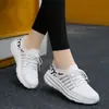 Sapatos quadrados de dança de verão novos e transfronteiriços 2025 para mulheres, tênis de dança leves com sola macia para caminhar, dançar e aeróbica