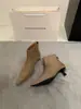 Botas de tornozelo de camurça estilo coreano com bico fino e salto agulha para mulheres, novo modelo outono e inverno 2026, botas elegantes e versáteis de corte justo para o dia a dia