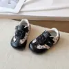 026 Otoño Nuevo Estilo Coreano Floral Suela Delgada Zapatos de Entrenamiento Alemanes para Niñas, Tenis Retro de Velcro, Zapatos Casuales