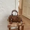 2026 Nuevo Bolso Cuadrado Pequeño de Moda Niche Boston con Acabado Mate para Mujer, Bolso de Mano Simple, Bolso Cruzado, Bolso de Hombro Vintage