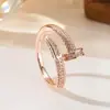 Anillo de Luz de Zirconia Incrustada en Oro Real Chapado en Cobre Transfronterizo Europeo y Americano Lujo Ligero Sensación de Alta Gama Anillo para el Dedo Joyería de Mano Versátil Fabricante Venta al por Mayor en Stock