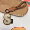Venta al por mayor transfronteriza de llaveros japoneses y coreanos con letras en inglés, dijes para bolso de cuero dopamina, pequeños accesorios y regalos