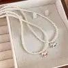 Colar com Pingente de Cavalo de Tróia Colorido com Esmalte Gotejado e Pérolas para Mulheres, Alto Padrão, Luxo Leve, Requintado, Moderno, Elegante, Corrente de Clavícula Tendência