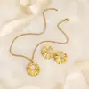 Exquisito juego europeo y americano de lujo creativo irregular de hojas geométricas poligonales con textura de flores de amor, aretes y collar