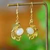 Pendientes de moda con superficie de huevo de jade blanco de Hetian con incrustaciones de cobre y pendientes dorados con incrustaciones de diamantes, suministro en vivo al por mayor