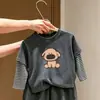 Conjunto de duas peças para bebês meninos, com top listrado de manga longa e calça cropped casual, estilo cartoon, novo para primavera e outono de 2026