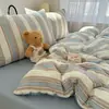 Conjunto de Quatro Peças de Gaze Dupla Nível Bebê e Materno Tipo Nuvem Classe A, Roupa de Cama Individual para Dormitório em Gaze de Algodão, Amigável à Pele e Adequado para Todas as Estações, Conjunto de Roupa de Cama de 4 Peças