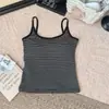 Top regata listrado moderno estilo coreano para mulheres, com sutiã embutido, versátil, modelador, sexy e perfeito para usar em camadas, apresentando um lindo design nas costas e estilo sem mangas, ideal para o verão.