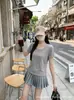 Top feminino simples de cor sólida, manga curta, gola U, estilo básico, para o dia a dia, fornecimento no atacado de lojas físicas, entrega em peça única