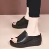 Sandálias Plataforma Femininas para Uso ao Ar Livre Verão 2024 Novas Sandálias Peep-Toe de Couro Macio com Solado Grosso Versáteis Casuais