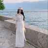 Resort de Ilha na Tailândia Lindo Confortável Conjunto de Proteção Solar para Mulheres Camiseta Branca de Ombro a Ombro Saia Longa Xale Conjunto de Três Peças