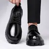 Venta al por mayor transfronteriza de zapatos de vestir de negocios para hombre en tallas grandes, con suelas gruesas para mayor altura, estilo británico, punta redonda y diseño de cordones para un look casual