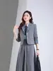 Conjunto de Duas Peças Blazer Profissional Estilo Academia Manga Longa Curta com Gola Pequena de Terno e Saia para Mulheres, Adequado para Entrevistas de Exames e Certificações de Ensino