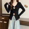 Top de Malha Manga Longa Preto Slim-Fit com Botão de Resina Fenda Estilo Chinês Novo para Outono Início da Primavera Top com Design Único para Mulheres