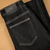 Novos Jeans Populares de Inverno com Forro de Fleece para Mulheres em Preto e Dourado com Costura Contrastante e Painéis Laterais Calças Retas de Comprimento Total