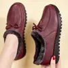Nueva colección de invierno 2026 estilo chino: Zapatos de algodón para mujer, forrados de polar, con suela suave, cómodos y cálidos, para madres, con un diseño plano adecuado para mujeres de mediana edad.
