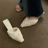 Mules elegantes e felpudas com bico fino, design consciente, sapatos felpudos de salto alto estilo retrô coreano, novas pantufas Primavera 2026