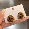 Pendientes geométricos retro redondos de leopardo para mujer, otoño e invierno, alta gama, con broche de plata, para celebrar internet, 2024, nuevos pendientes de moda.