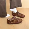 Novos sapatos femininos de outono, tênis casuais retrô alemães, sapatos femininos versáteis de sola grossa, 2026 marrom, com característica interna de aumento de altura, tecido com estampa de leopardo