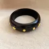 Pulseira geométrica de metal e madeira com rebites e estrelas retrô europeia e americana, design moderno, joia com sensação de luxo leve e alta qualidade