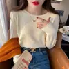 Camisa básica feminina branca para usar sob um terno, primavera e outono, estilo de alta qualidade, novo suéter de tricô popular 2025, gola redonda