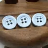 Botões Coloridos em Estoque Atacado Botões Redondos de Quatro Furos com Aba Larga Malhas Camisas Suéteres Roupas Infantis Botões Decorativos