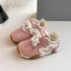 Zapatillas de entrenamiento Adidas para niños estilo coreano con bloques de color, nueva colección otoño 2026, zapatillas deportivas ligeras para niños, zapatillas casuales para niñas