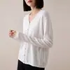 2026 Nuevo cárdigan de punto sin costuras de una línea con cuello en V vintage para mujer, suéter abrigo de lino Tencel verde, top fino
