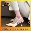 Sapatos de salto alto pretos de bico fino estilo francês de alta qualidade com strass, saltos finos, design de nicho, adequados para combinar com saias, sandálias pretas de verão femininas