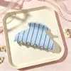 Nuevo clip de garra de PVC de lunares más vendido, pinza para el cabello de acrílico de tamaño mediano para mujer, adecuada para recogidos en la parte posterior de la cabeza, accesorio para el cabello tipo pinza de tiburón al por mayor