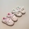 Zapatillas para niñas 2026 primavera y otoño nuevo estilo lazo para niños suela blanda zapatos casuales dulces versátiles para niñas de moda
