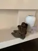 Botas de Cano Curto Retro com Salto Grosso, Pregas, Fivela com Cinto Franzido, Bico Quadrado, Estilo Novo Outono 2026 para Mulheres
