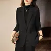 Conjunto de duas peças estilo business, leve, de cor sólida, com blazer e calça de corte slim, adequado para primavera e outono, projetado para mulheres plus size, oferecendo um visual solto e moderno.