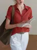 Elegante y estilosa camisa de manga corta con cuello y estilo lino, con un diseño veraniego relajado y cierre de botones.