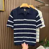 Camisa polo versátil de verano retorcida con patchwork de punto a rayas, top de manga corta para hombre con cuello camisero