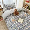 Conjunto de Roupa de Cama 100% Algodão para Dormitório Universitário 2026 Novo Estilo Lençol de Elástico 100% Algodão Capa de Edredom Fronha Saia de Cama Estilo Roupa de Cama