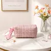 Bolsa de maquiagem de mão com padrão de luxo leve estilo coreano inspirada na Chanel, bolsa de armazenamento de artigos de higiene pessoal para viagem portátil, atacado