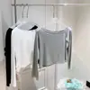 Camisa de manga larga ligeramente holgada, off-shoulder, gris/negro/blanco, para principios de otoño, mangas off-shoulder de mohair, corte holgado, con etiquetas