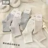 Calcetines de Longitud Media Kaisen Otoño e Invierno Nuevos para Mujer Estilo Coreano Rayas Verticales Gris Moda Retro Versátiles Calcetines Holgados