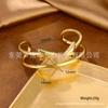 Pulsera de acero de titanio para mujer estilo europeo y americano retro personalidad simple hueca amor apertura pulsera color chapado en oro joyería al por mayor
