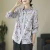 Fotos reales de una camisa de algodón y lino con estampado floral de primavera y otoño, con ribete de encaje, mangas largas, un cuello camisero y un estilo casual y vintage