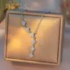 Moderna y lujosa cadena para clavícula con trébol de cuatro hojas y borlas, adornada con delicados diamantes, una nueva y exquisita cadena floral que irradia una estética de alta gama y brillante.