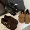 Novos Sapatos Brogue Esculpidos Retro Britânicos 2025 para Mulheres com Fivelas Duplas e Mocassins de Veludo, Sapatos Pequenos de Couro Versáteis