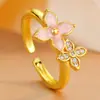 Anillo de Lujo Ligero con Diamantes Incrustados de Trébol de Cuatro Hojas de Venta Caliente Transfronteriza para Mujer, Anillo Apilable de Gama Alta de Nicho con Brillante Circonita Joyería de Mano