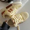 Zapatillas de Color Crema Estilo Graffiti de Nicho para Mujer, Novedad Primavera 2026 Versátiles Zapatos de Entrenamiento Alemanes de Suela Gruesa, Mocasines Deportivos Casuales