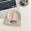 Conjunto de gorro e cachecol de tricô estilo coreano para crianças, unissex, com letras bordadas, cor sólida, versátil e design que cobre as orelhas
