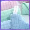Toalla cuadrada de seis capas de gasa seersucker de color liso toalla para babas de bebé toalla de algodón absorbente para babas de color liso bordado publicidad
